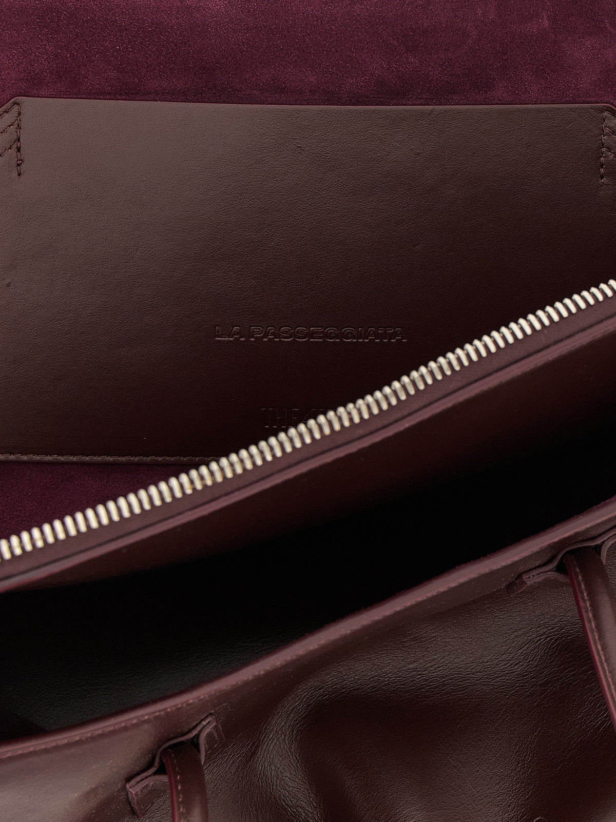 Schultertasche aus violettem Rindsleder