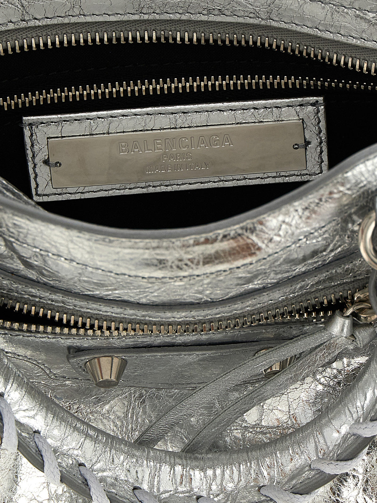 Handtasche aus silbernem Lammleder